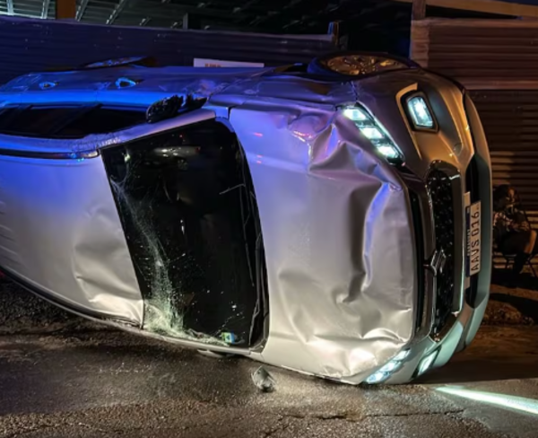Conductora sufre vuelco tras quedarse dormida en pleno microcentro de Asunción