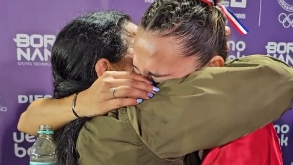 Alegría y orgullo por el bronce: El emotivo abrazo de una atleta a su madre en los ASU2025