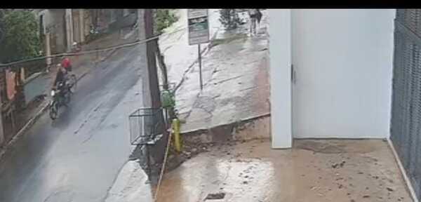 Popular / (VIDEO)Infeliz degenerado toqueteó la cola de una yiyi que andaba en bici