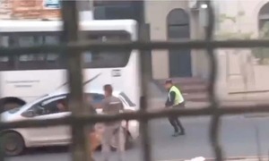 Conductor armado es perseguido por policía frente a colegio asunceno