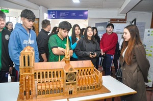EXPO CARRERAS UCI 2025 INICIÓ CON ÉXITO CON PRESENCIA MASIVA DE COLEGIOS DE ITAPÚA