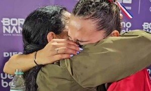 Alegría y orgullo por el bronce: El emotivo abrazo de una atleta a su madre en los ASU2025 – Prensa 5