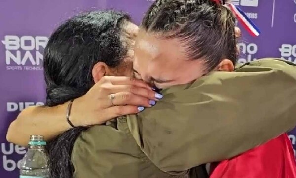 Alegría y orgullo por el bronce: El emotivo abrazo de una atleta a su madre en los ASU2025 – Prensa 5