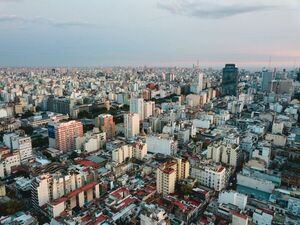 La econom铆a argentina da indicios de desaceleraci贸n tras crecer en el primer semestre