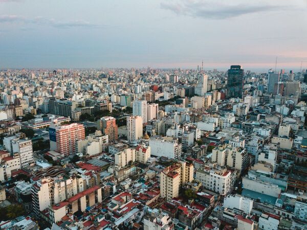 La econom铆a argentina da indicios de desaceleraci贸n tras crecer en el primer semestre