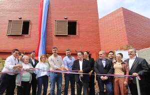 Horacio Cartes inauguró obra del Gobierno de Santiago Peña - Política - ABC Color