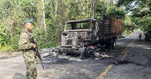 La Nación / Seis policías muertos y un helicóptero derribado en ataque en Colombia