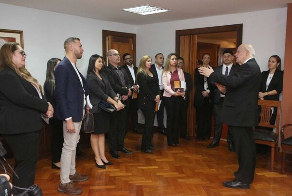 Alumnos de derecho de la UTIC Itapúa conocieron el Palacio de Justicia Asunción
