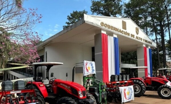 Entregan tractores y otros implementos agrícolas a productores