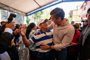 Santiago Peña encabezó la entrega de nuevas viviendas en la Chacarita | Unicanal