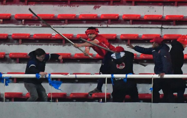 Versus / Responsables se tiran la pelota tras violenta batalla campal en Avellaneda