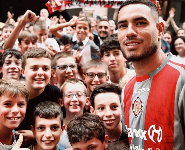 Versus / Tonny Sanabria recibe su primera ovación de los hinchas del Cremonese