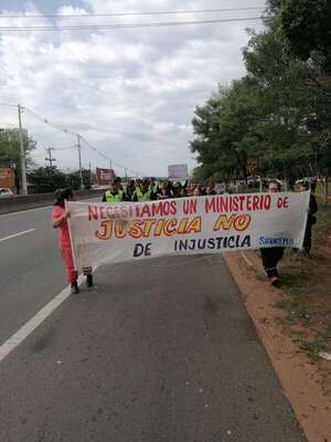 Agentes penitenciarios se manifiestan por desprecarización y equiparación salarial - Nacionales - ABC Color