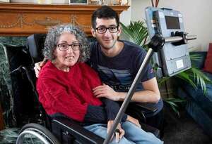 Inteligencia artificial da voz a madre con enfermedad degenerativa - Ciencia - ABC Color