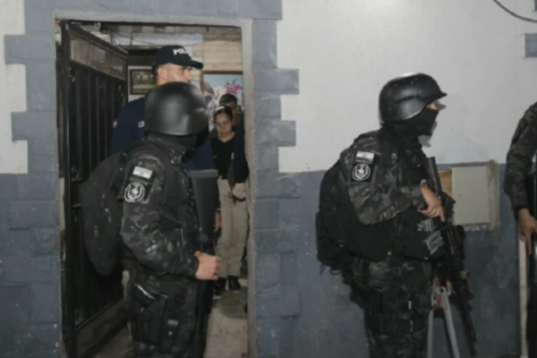 Operativo en la Chacarita deja tres detenidos tras nuevos enfrentamientos