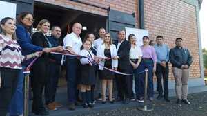 Inauguran tinglado con escenario en el Colegio Nacional y la Esc. Mcal. López de Cuatro Potrero