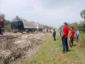 Mientras MOPC sigue dilatando la reparación de caminos, conductores pasan odiseas en Alto Paraguay - Noticias del Chaco - ABC Color