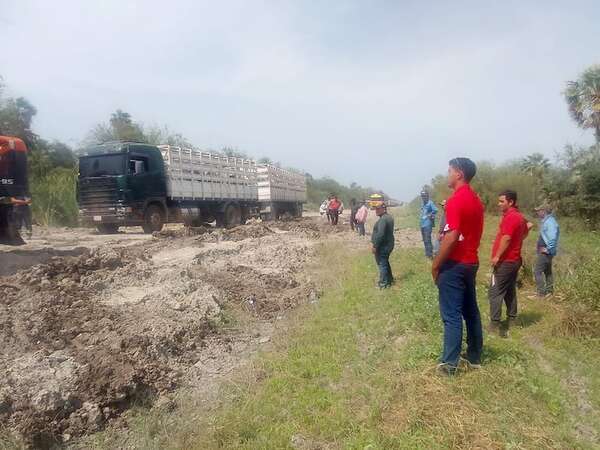 Mientras MOPC sigue dilatando la reparación de caminos, conductores pasan odiseas en Alto Paraguay - Noticias del Chaco - ABC Color