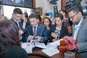 Carlos Pereira entregó el informe final de la intervención a la Municipalidad de Asunción | Unicanal