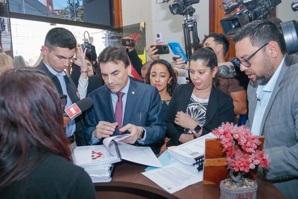 Carlos Pereira entregó el informe final de la intervención a la Municipalidad de Asunción | Unicanal