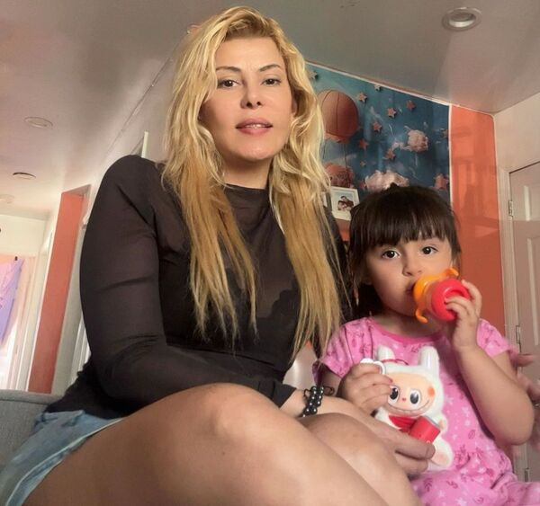 Popular / ¡Karina Cardozo ovy´a con la visita de su ahijadita!