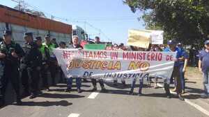Funcionarios del Centro Educativo de Itauguá exigen recategorización salarial - La Tribuna
