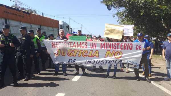 Funcionarios del Centro Educativo de Itauguá exigen recategorización salarial - La Tribuna