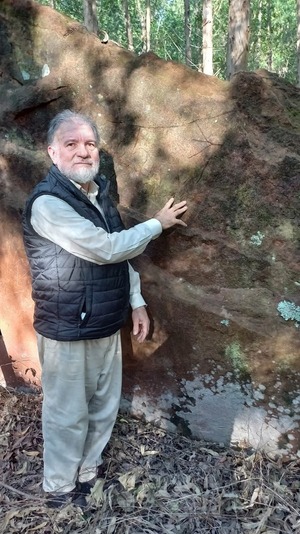 Investigador halla inscripciones rupestres prehispánicas en Paso Güembe, Itapúa - La Tribuna