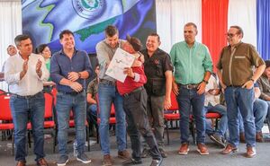Más seguridad para las familias en forma de  títulos de propiedad se entregó en Caazapá