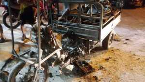 Video: Motocarro se incendia y conductor sale corriendo envuelto en llamas