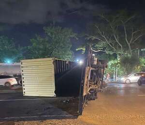 Ñemby: camión perdió los frenos y terminó volcando sobre la ruta PY01 - Policiales - ABC Color