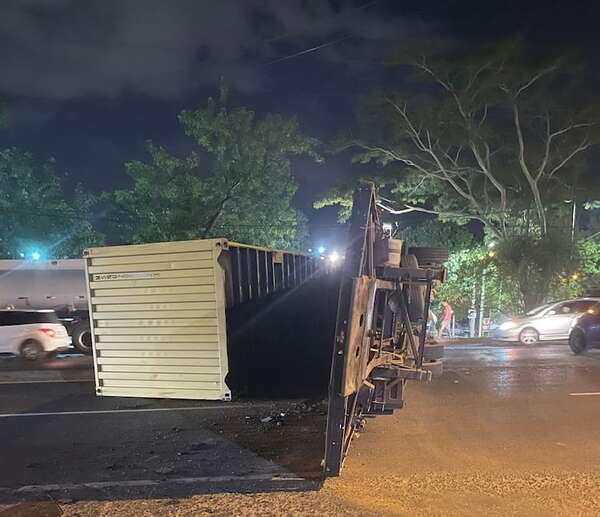 Ñemby: camión perdió los frenos y terminó volcando sobre la ruta PY01 - Policiales - ABC Color