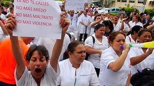 Médicos y enfermeras amenazan con paro si se cambia ley de jubilación