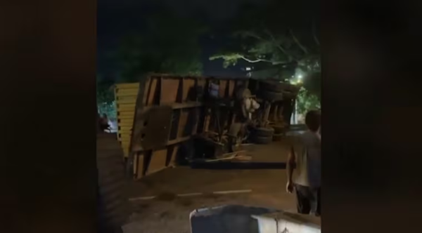 Camión con mercaderías quedó sin frenos y volcó en Ñemby