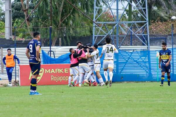 12 de Junio perdió y puede dejar los puestos de ascenso a Primera - Fútbol de Intermedia - ABC Color