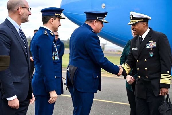 Jefe del Comando Sur desarrolla estrategia de defensa con el presidente Peña