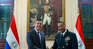 La Nación / Paraguay otorga la más alta condecoración militar al comandante del Comando Sur de EE. UU.