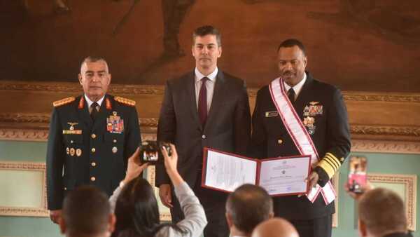 Peña concede más alta condecoración militar a Jefe de Comando Sur de EEUU