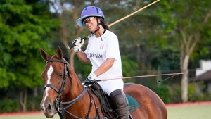 ¡Conductora de TV se reventó todito al caer de un caballo!