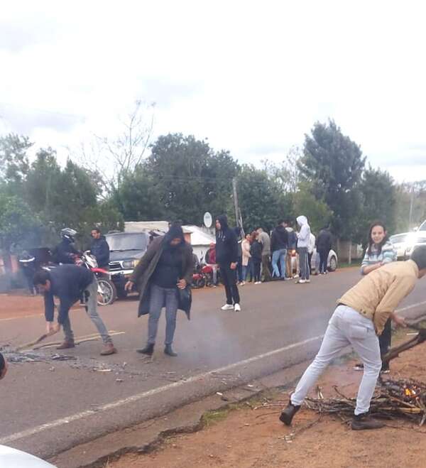 Falta de respuesta de la ANDE provoca cierre de ruta en Acahay - Nacionales - ABC Color