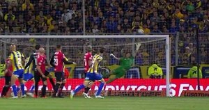 Versus / Juan Espínola sufre la genialidad de Ángel Di Maria en el Clásico de Rosario
