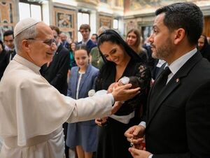 Popular / ¡Diputado llevó a su bebé hasta Roma para que lo bendiga el Papa!