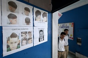 El Salvador impone a estudiantes reglas de cabello corto y zapatos lustrados - ADN Digital