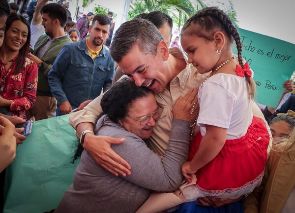 Santi Peña cumplió el sueño de 43 familias paraguayas - Chismes, Arte y Espectáculo  - Churero.com