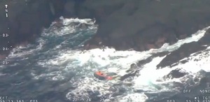 Rescatan con vida a uno de los paraguayos que naufragaron en Chile