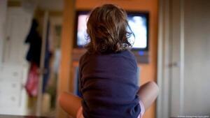 ¿Cuánto tiempo deberían pasar los niños ante la pantalla?