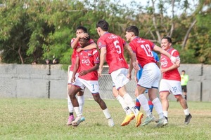 Victorias de los dueños de casa en el cierre de la fecha 14