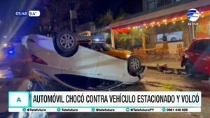 Automóvil chocó contra vehículo estacionado y volcó en Asunción