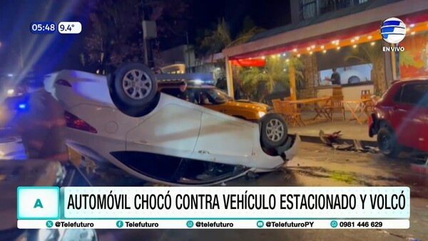 Automóvil chocó contra vehículo estacionado y volcó en Asunción
