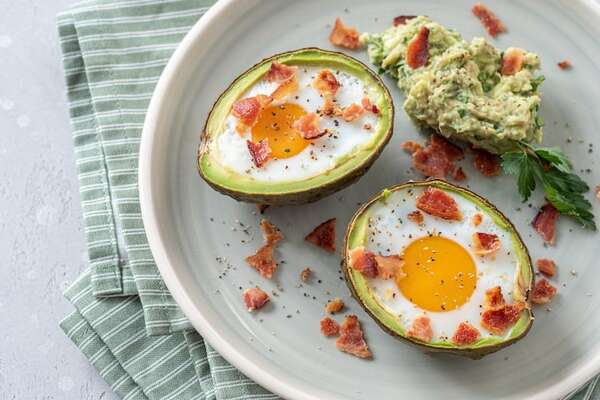 Desayuno nutritivo: Aguacate relleno de jamón y huevo al horno - Gastronomía - ABC Color